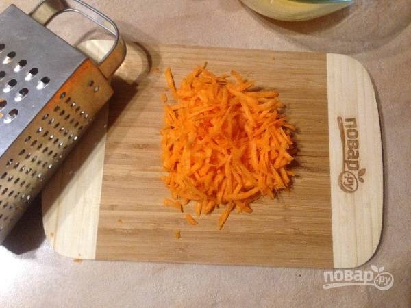 3. Морковку очистим и натрем на крупной терке. Отправляем морковь в яично-масляную смесь.
