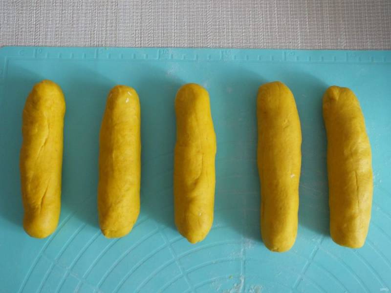 Из 5 частей желтого теста сделайте валики длиной 12 см.