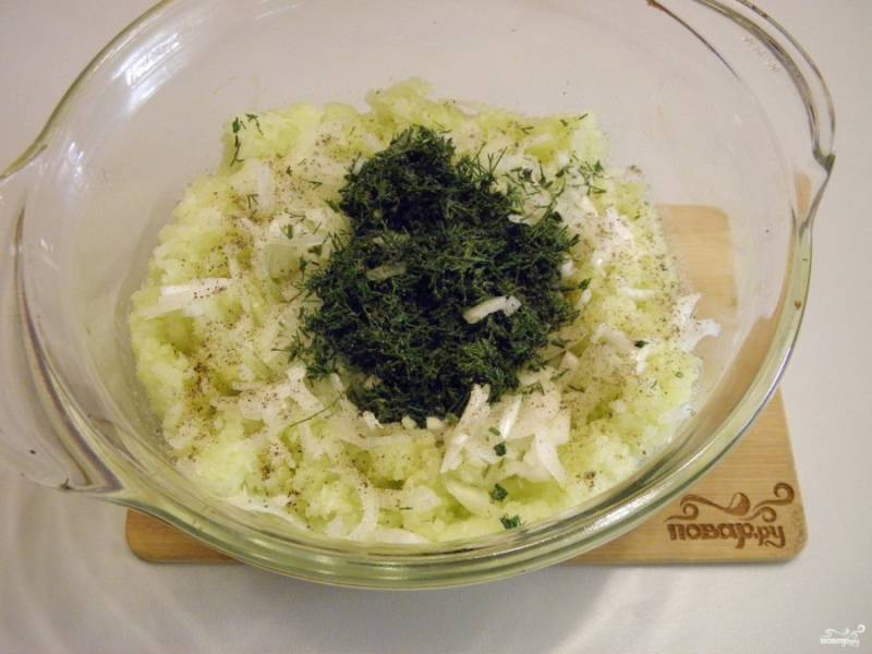 К измельченной капусте добавьте мелко порезанный лук, чеснок и укроп, соль, перец черный молотый, перемешайте. Откорректируйте на соль.