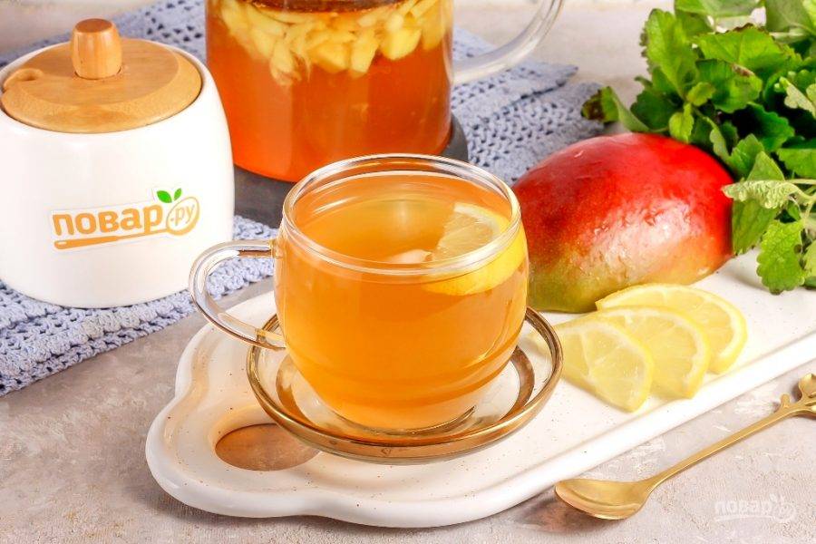 Разлейте манговый чай в чашки и подайте к столу теплым. Летом напиток можно остудить и охладить в холодильнике. А после подать в высоких бокалах со льдом.