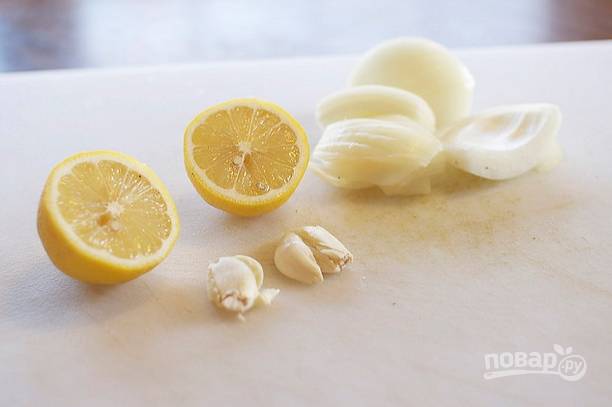 4. Фаршировать цыпленка предлагаю луковицей, лимоном и чесноком. 