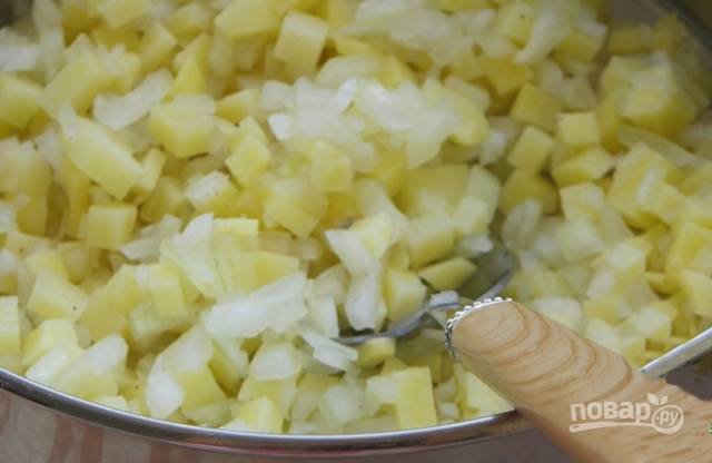 Отваренный картофель и лук нарежьте мелко, посолите и поперчите по вкусу.