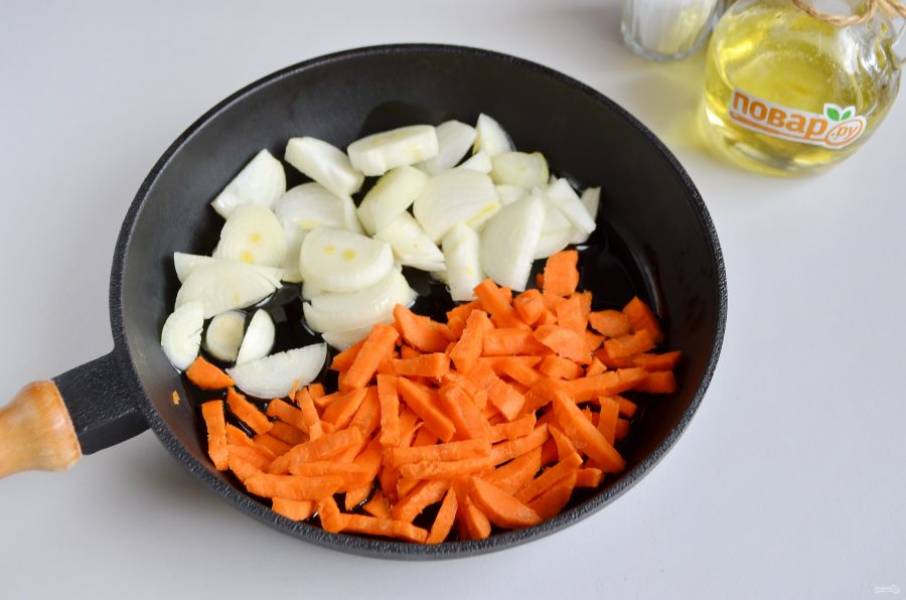2. Очистите лук и морковь, порежьте не очень крупно, обжарьте на масле до появления золотистого цвета.