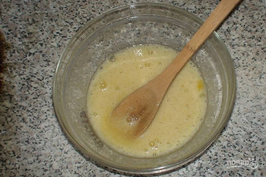 В стеклянную миску с высокими бортиками вбейте сырые куриные яйца. Всыпьте к ним сахарный песок и взбейте слегка венчиком до однородности, чтобы появилась пена.