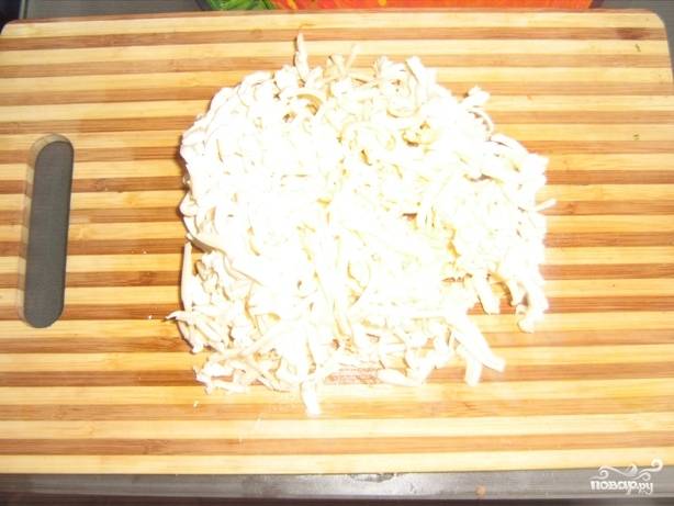 Плавленый сыр так же трем на крупной терке. Чтобы это было легче сделать, сыр необходимо заранее на несколько минут положить в морозилку.