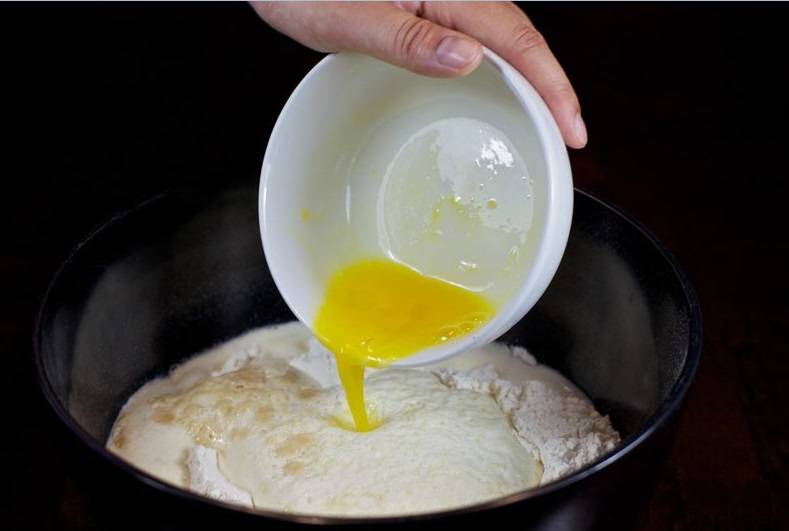 3. В отдельной мисочке взбить немного яйцо и добавить соли. Отправить яйцо в тесто. 