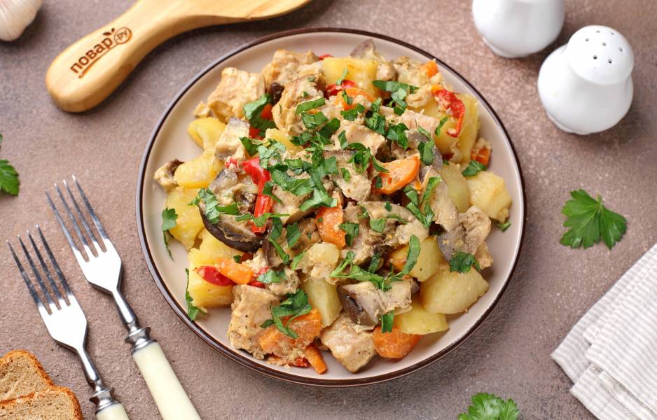 Как приготовить рецепт Cвинина в духовке с грибами и картофелем