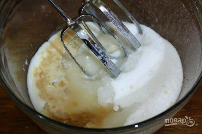 6.	Добавьте сахарный песок, молоко, ванильный экстракт, смешайте все миксером.