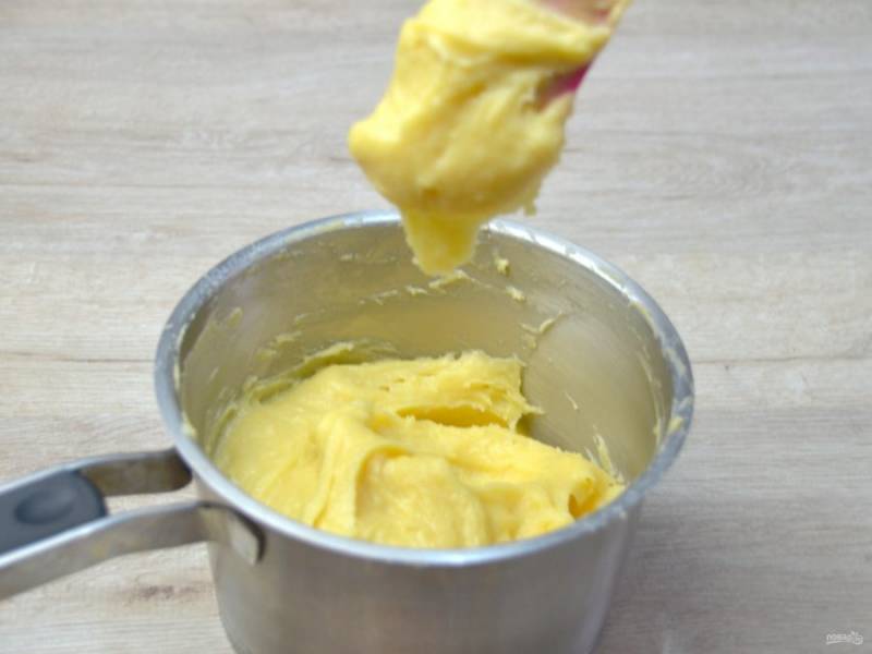 Тесто должно слегка стекать с силиконовой лопатки "треугольником". Если тесто густое, (в случае использования более мелких яиц), вбейте еще одно яйцо или половину.