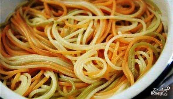 Спагетти откидываем на дуршлаг.