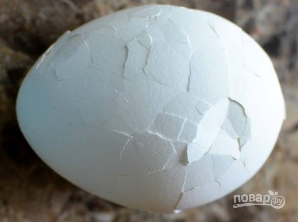 1. Разломайте скорлупу варенного яйца.
