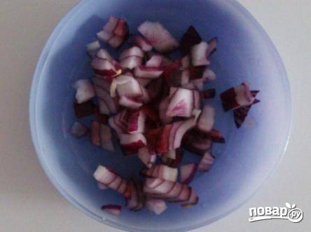 Очищенный лук нарезаем мелкими кубиками.