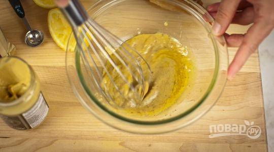 Добавьте к чесноку и анчоусам горчицу, растительное масло и вустерширский соус. Перемешайте все до однородности.