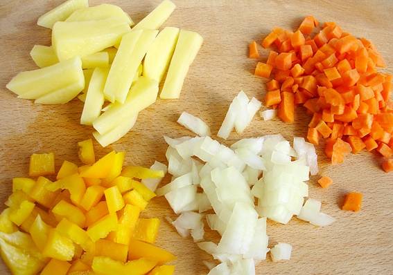 Картофель можно нарезать соломкой. 