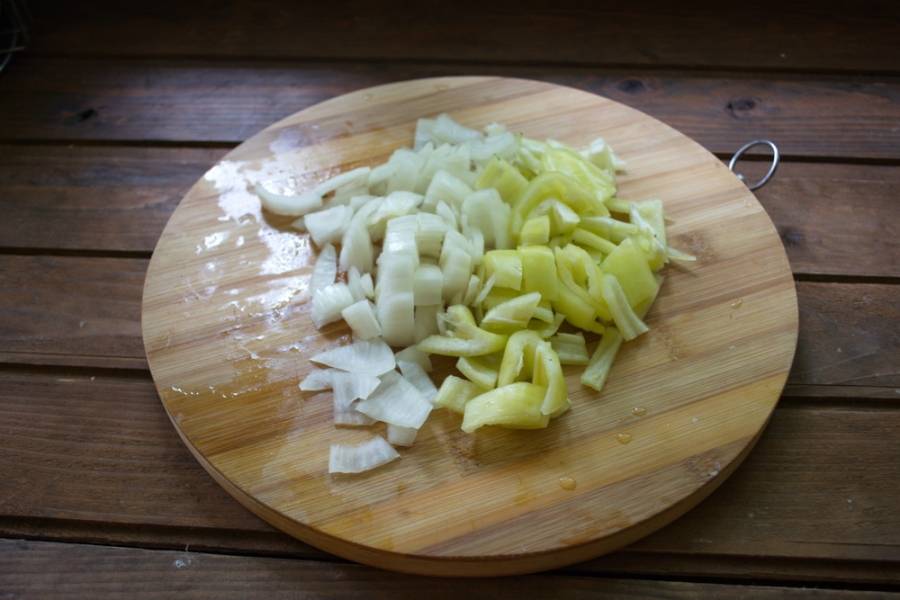 Очистите лук и болгарский перец. Нарежьте их кусочками. В процессе варки эти овощи станут мягкими, а еще мы их измельчим блендером. Поэтому особо мельчить и аккуратно нарезать кусочки нет смысла.