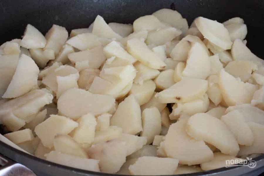 4.	Верните сковороду на огонь, добавьте оставшееся растительное масло и разогрейте его, выложите картофель.