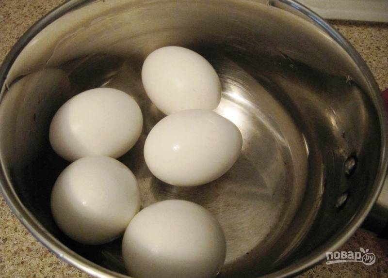 Яйца для начинки отварите вкрутую, а потом остудите.
