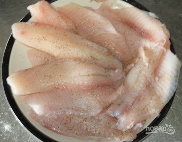 4. Подготовьте рыбное филе, вымойте его и обсушите. Подсолите и поперчите по вкусу, добавьте при желании специи. 