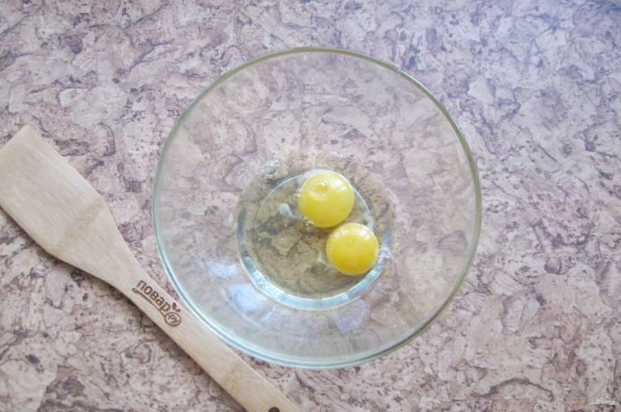 В миску разбейте яйца.