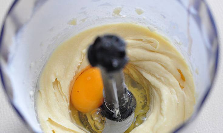 Взбейте в блендере сливочное масло комнатной температуры c сахаром. Затем по одному добавляйте яйца, продолжая взбивать.