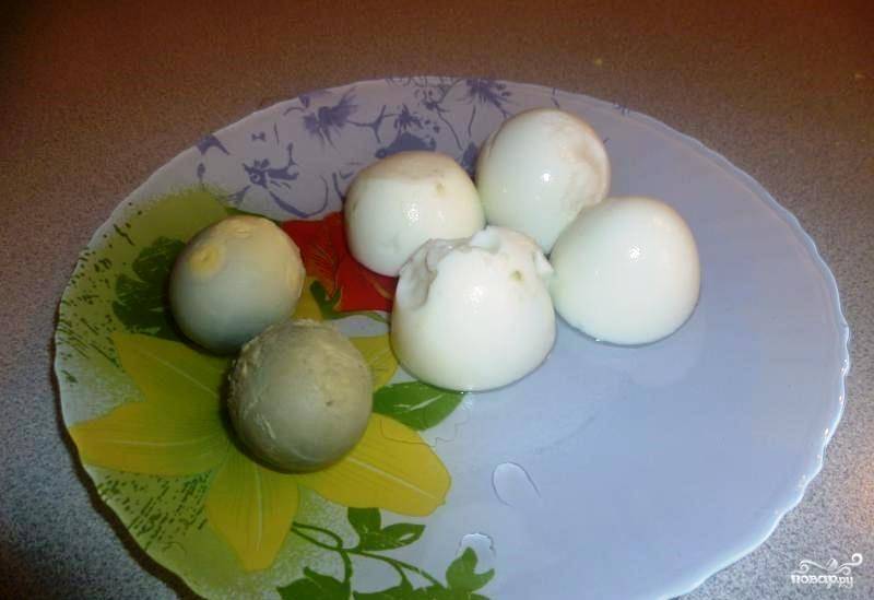 Возьмите куриные яйца, положите их в небольшой сотейник, залейте водой и поставьте на плиту. Доведите до кипения, варите десять минут, чтобы яйца сварились вкрутую. Остудите их, быстрее всего это можно сделать при помощи ледяной воды. Очистите яйца от скорлупы, разделите на желток и белок.
