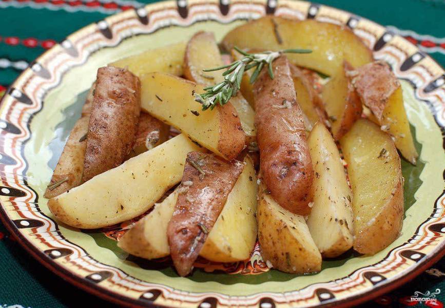 Картофель с розмарином и чесноком