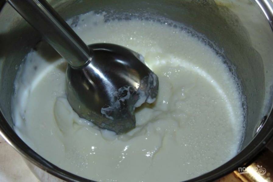 4.	Когда образуется молочное желе, взбейте его блендером, затем оставьте на несколько минут.