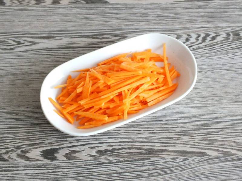 Морковь нарежьте тонкой соломкой.