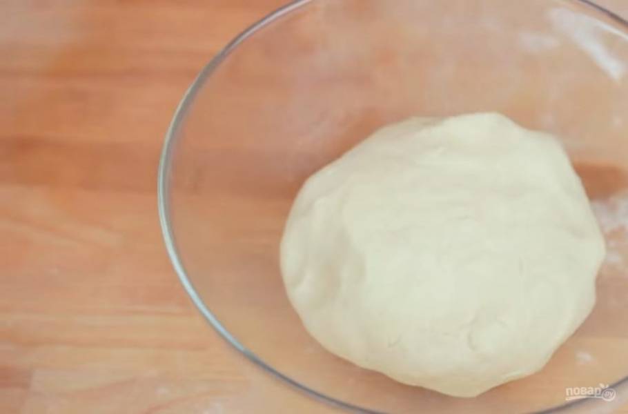 2. Далее просейте муку и замесите тесто, чтобы оно получилось мягким и не липло к рукам. Далее оставьте его на 1 час немного подняться, накрыв его пищевой пленкой или полотенцем. 