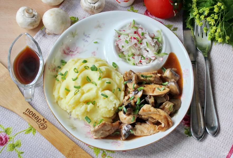 Курица с грибами в сливочном соусе на сковороде, рецепт с фото