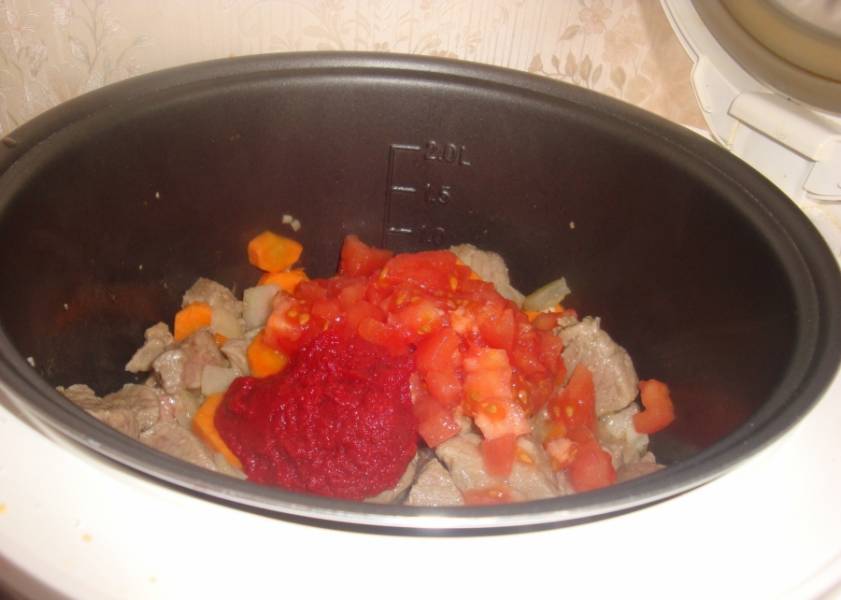 Затем добавьте чеснок, помидоры и томатную пасту