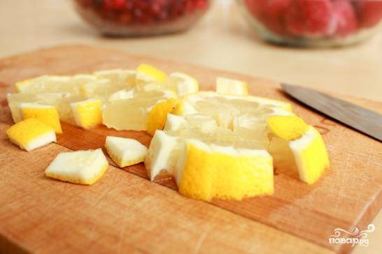 Один банан и половину лимона нарезаем кубиками и отправляем замораживаться в морозильную камеру. Если клубника и клюква у вас свежие - тоже отправляем в морозилку. Часов на 5-6.