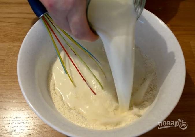 2. Подогрейте молоко до 35-40 градусов и начните замешивать тесто, чтобы не было комочков. Накройте посуду полотенцем и оставьте на 1 час.