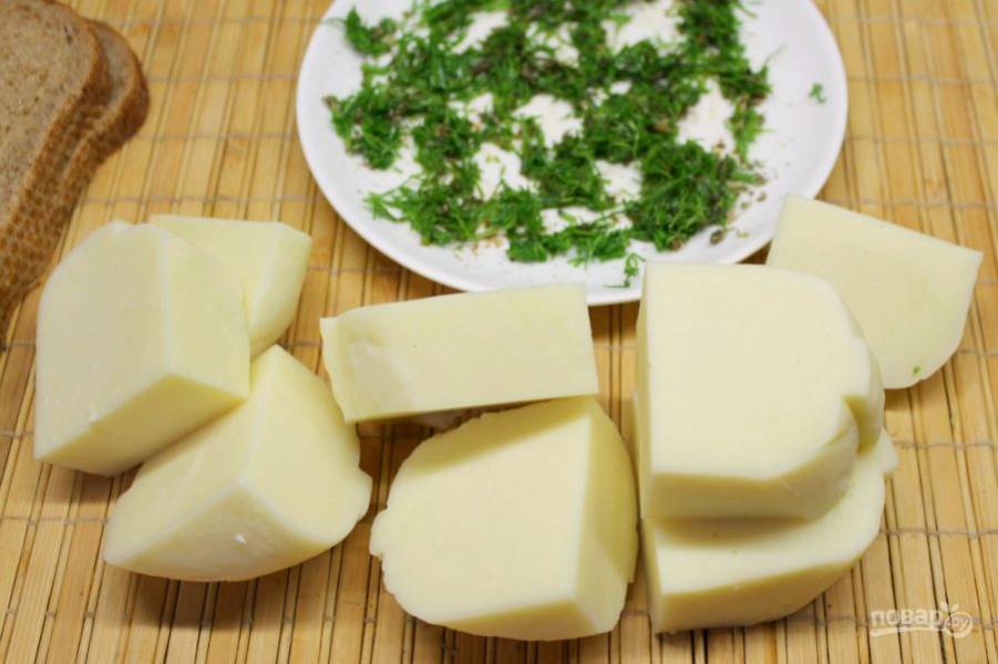 Головку сыра нарезаем крупными кусками. 