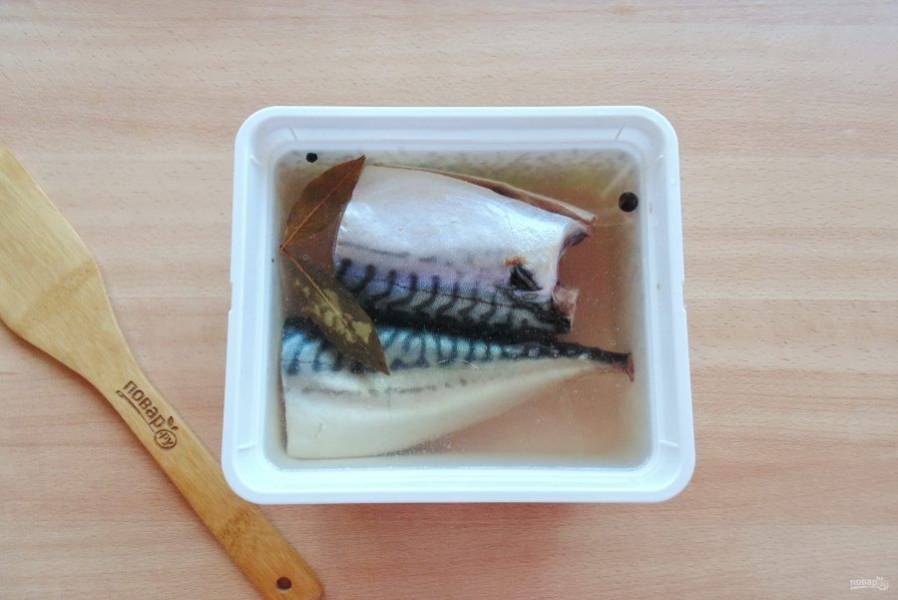Залейте рыбу приготовленным рассолом и отправьте в холод на 3-4 дня.