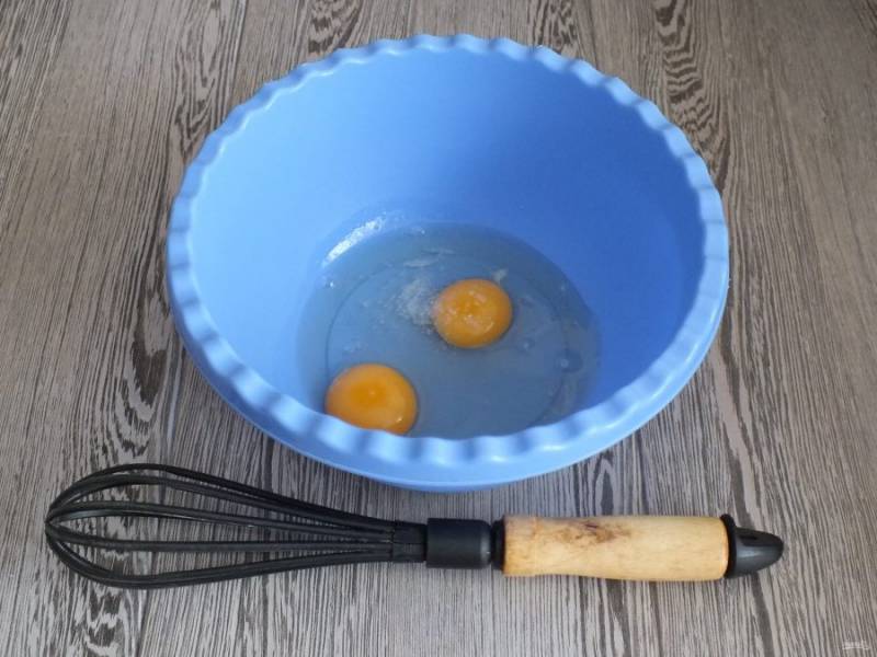 В чаше взбейте яйца с щепоткой соли.