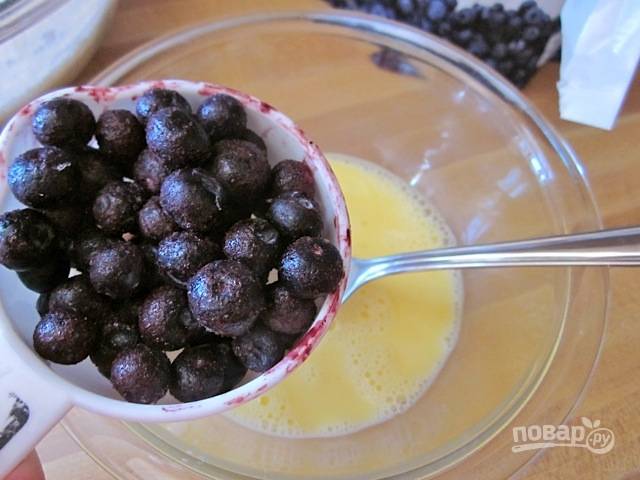 5.	Добавьте замороженные ягоды черники в молоко с яйцами и аккуратно перемешайте.
