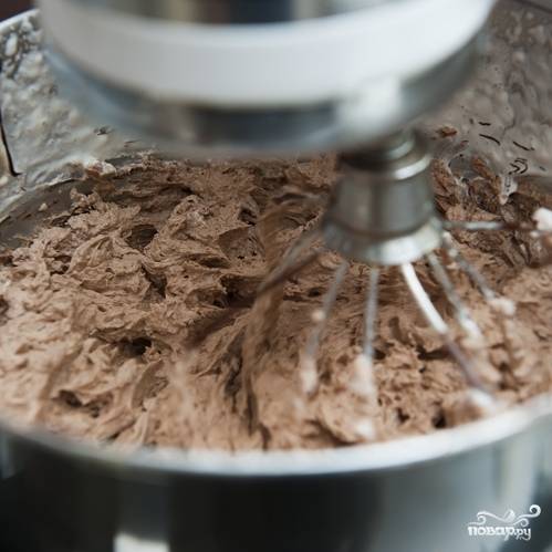 5. Взбивайте шоколадный мусс, пока он не станет плотным и густым.