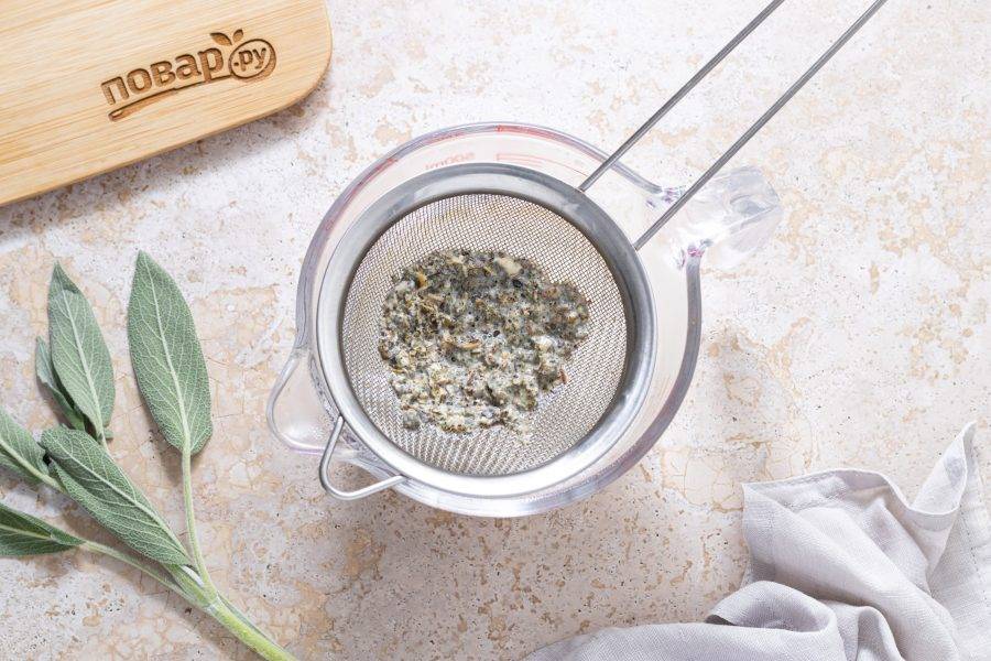 Затем процедите молоко через мелкое сито.