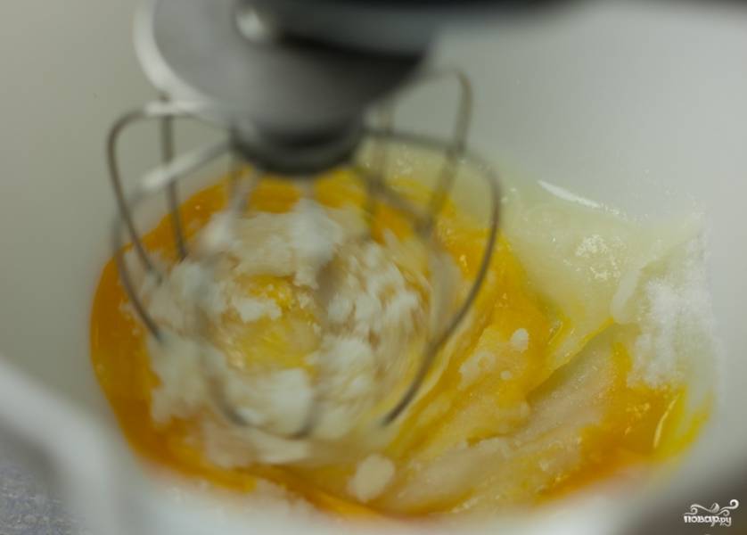Разбейте к ванили яйца, засыпьте сахарной пудрой и взбейте всё миксером или венчиком.