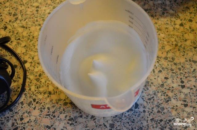 В отдельной посуде взбиваем только белки. На максимальной скорости, до твердых пиков. Должна получиться густая пена белого цвета.