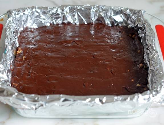 5.Выложите шоколадную массу в форму или формочки и уберите в холодильник на 2 часа.