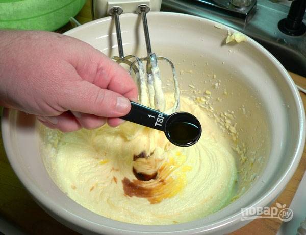 6.	Очистите края миски от теста, затем введите чайную ложку ванили, взбивайте все миксером 30 секунд.