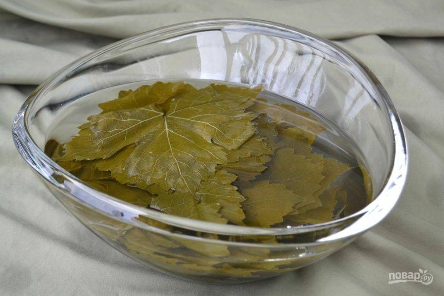 3.	Выложите листья в миску и залейте горячей кипяченной водой. Оставьте листья на 10 минут, затем положите на салфетку.