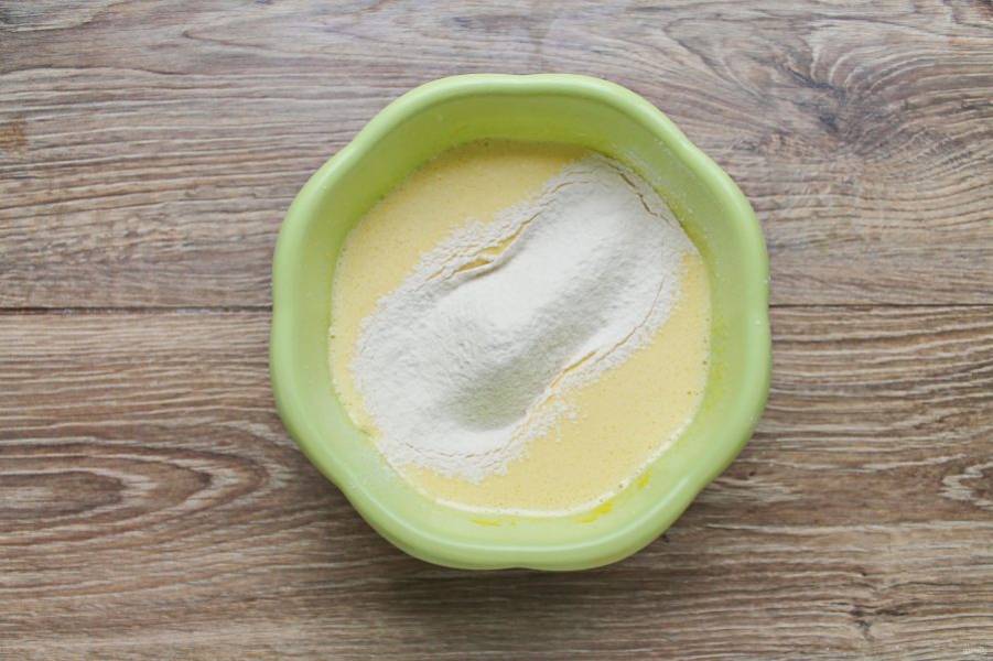 Муку смешайте с разрыхлителем и просейте в миску, добавьте ванильный сахар.