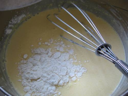 В миску разбиваем яйцо, взбиваем его венчиком, добавляя сахар и соль. Заливаем туда же молока и, перемешивая, добавляем муку. Смесь постоянно помешиваем и в последнюю очередь добавляем растительного масла. 