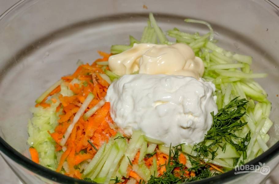 Соединяем ингредиенты в салатнице, добавив измельченный укроп и соль. Заправляем салат сметаной.