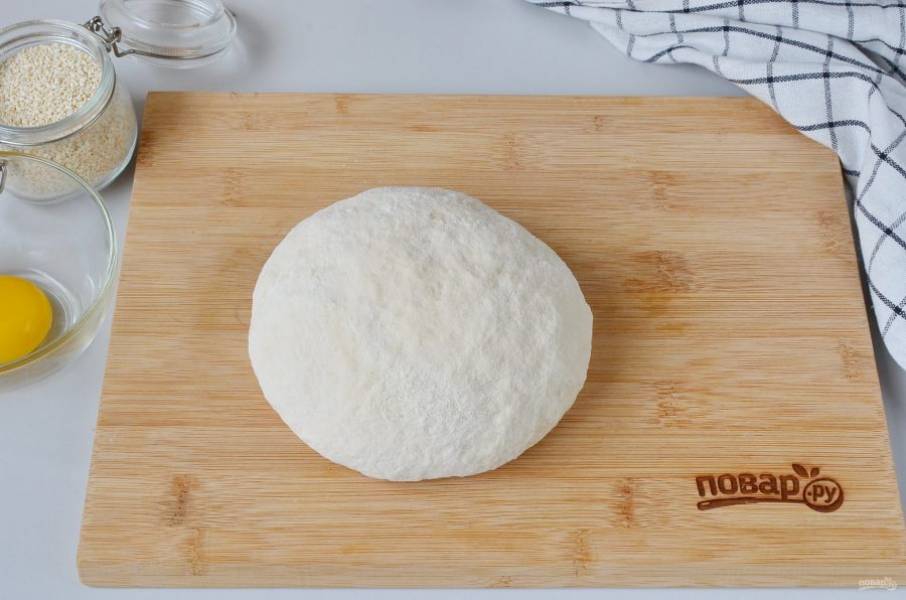 Замесите мягкое тесто. Включите духовку на 180 градусов, пусть хорошо прогреется.