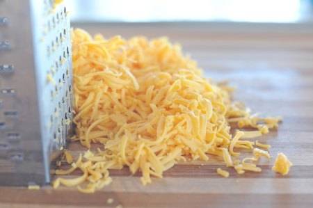 3. Теперь можно натереть сыр. Лучше брать твердые сорта и использовать среднюю терку.