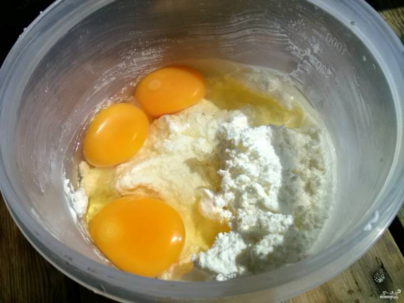 Творог и сахар смешайте блендером до однородности. Добавьте яйца, всё перемешайте.
